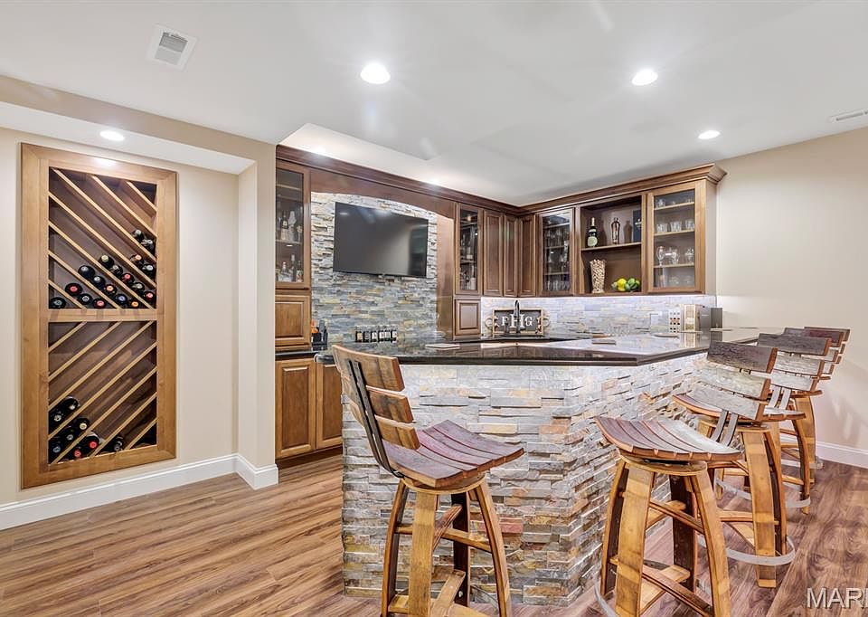 1st image of 221 Oakhurst Cir