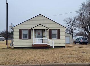 438 E 14th St, Russell, KS 67665