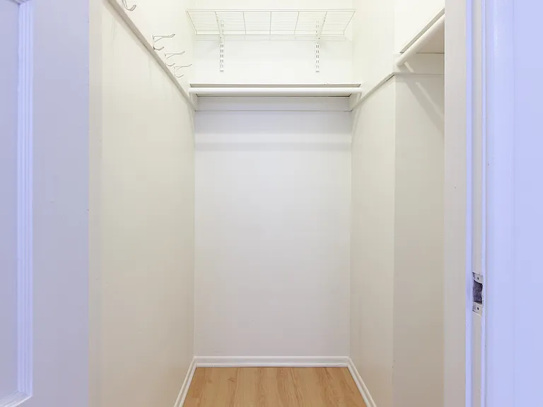 Gayley Manor Apartments — Photo 35