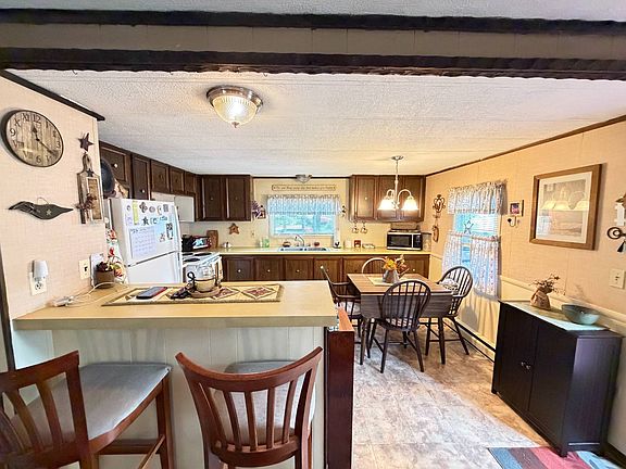 3rd image of 20 Windsor Dr