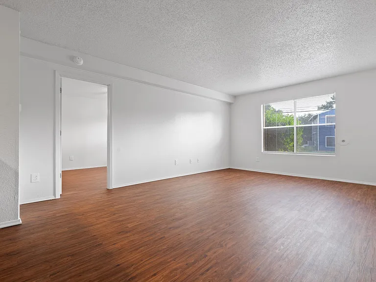 Langtry Apartments — Photo 20