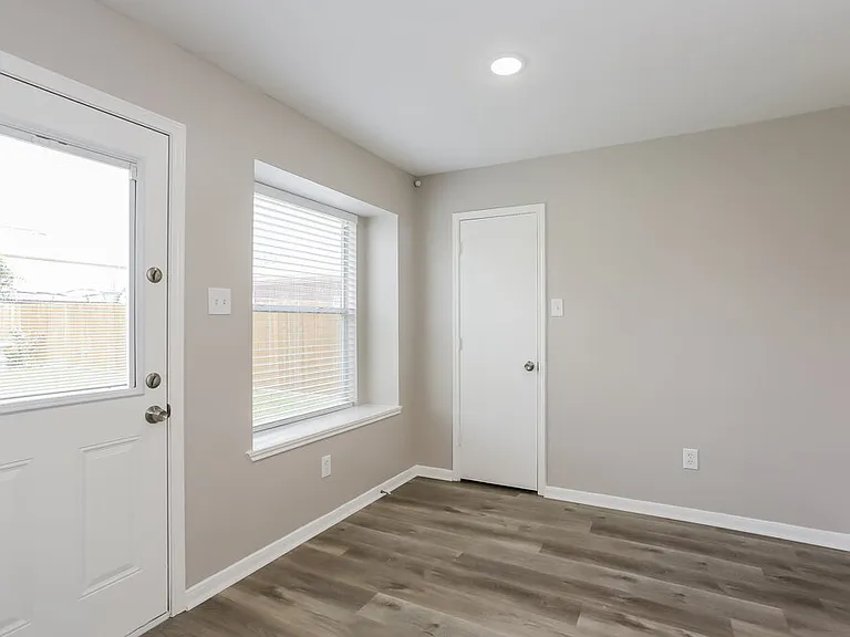 2431 Fox River Ln — Photo 7