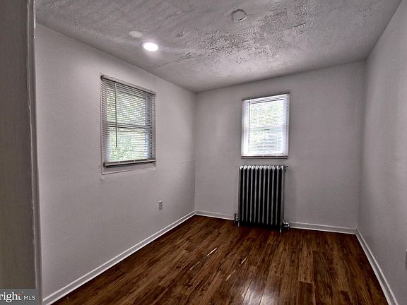 3rd image of 807 W 7th St
