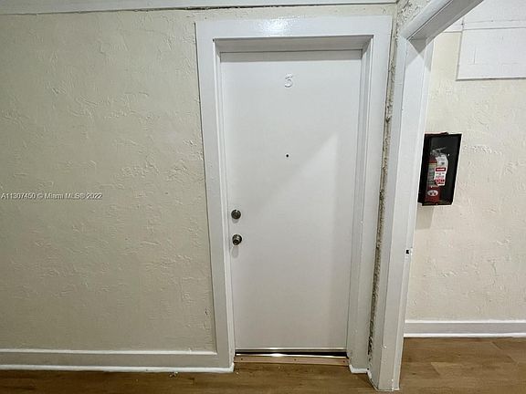 4th image of 931 Catalonia Ave #3