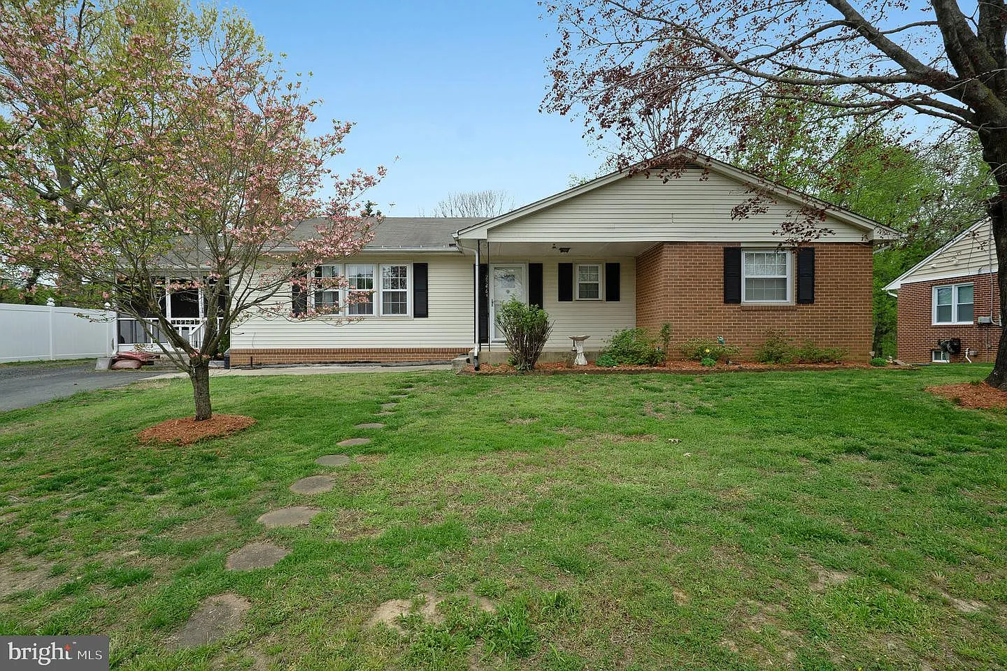 2546 Hillside Dr photo 1