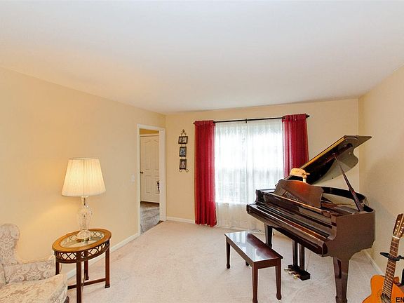 5th image of 14 Berkshire Dr