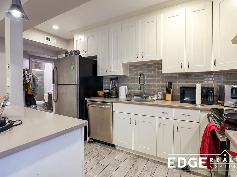 77 Linden St #2 — Photo 4