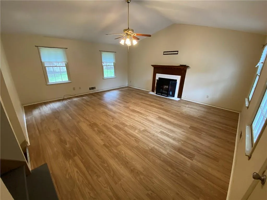 3 bed, 2.0 bath, 1394 sqft, $2,000 — Photo 2