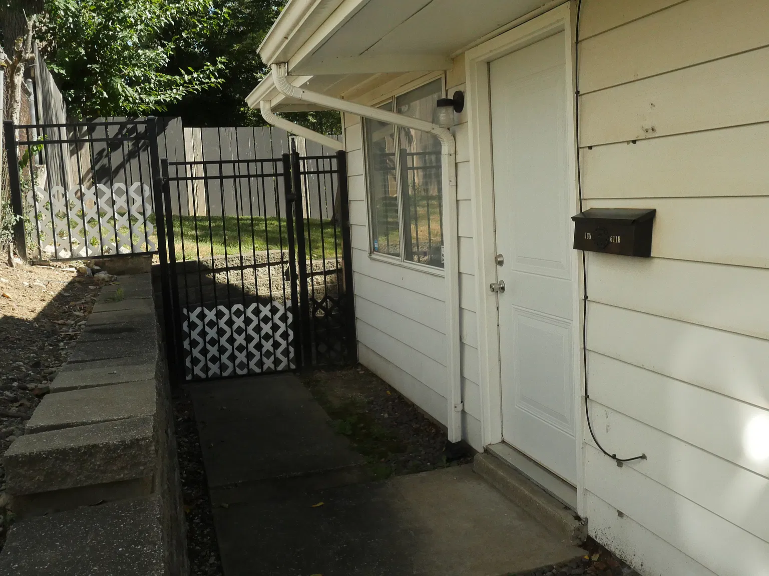 2 bed, 1.5 bath, 800 sqft, $1,025 — Photo 2