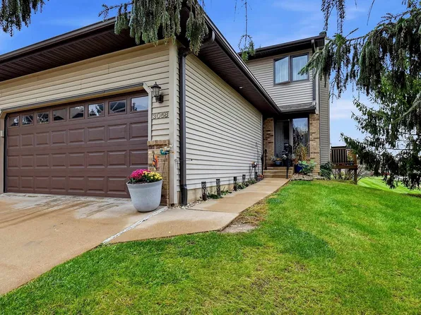 3058 Deerwood Cir, Dubuque, IA 52003
