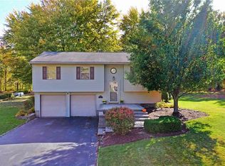 1310 Sterling Dr, Cortland, OH 44410
