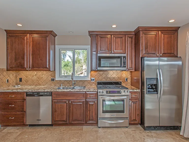 1825 McCauley Ln — Photo 3