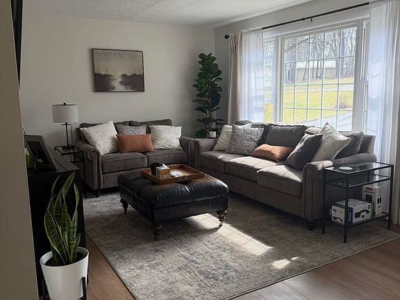 3rd image of 109 Eakin Dr
