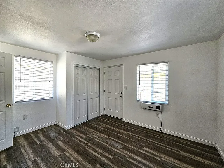 656 W 21st St — Photo 11