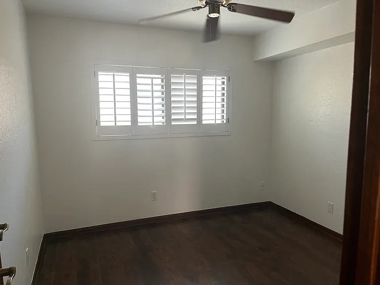 520 W Port Royale Ln — Photo 11