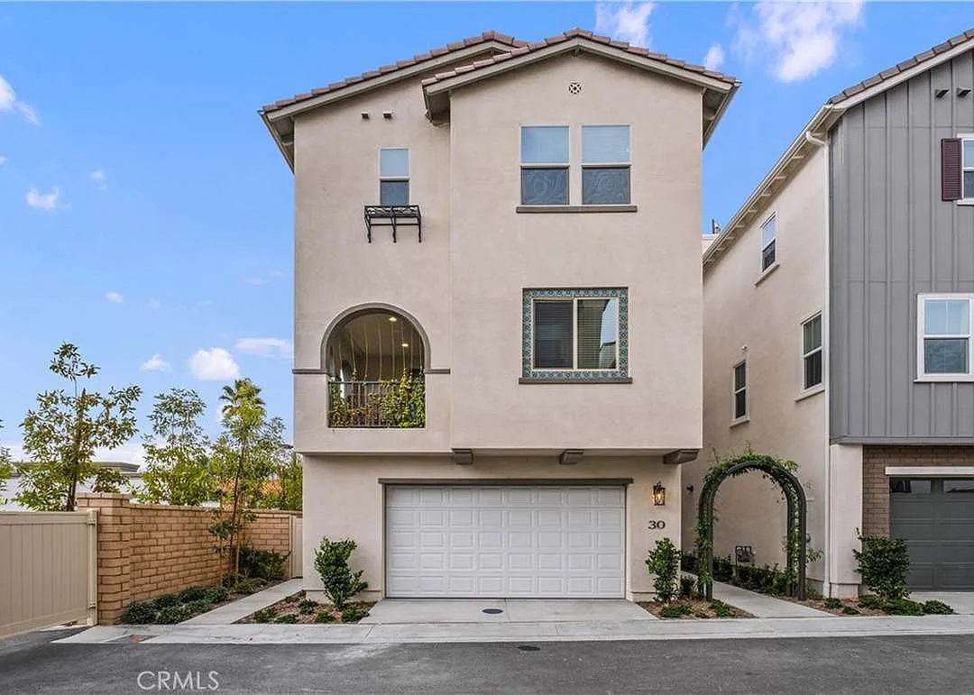 4 bed, 3.5 bath, 2126 sqft, $4,800 — Photo 2