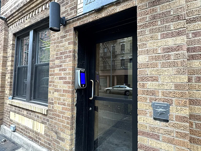225 E 25th St #1D — Photo 13