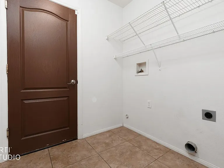 553 Emperor Ln — Photo 6