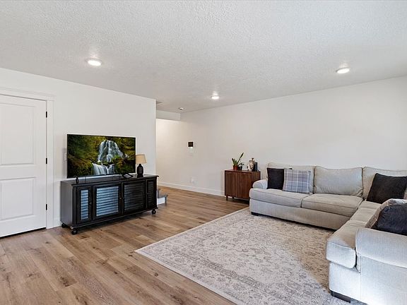 3rd image of 3047 S Old Emigrant Rd