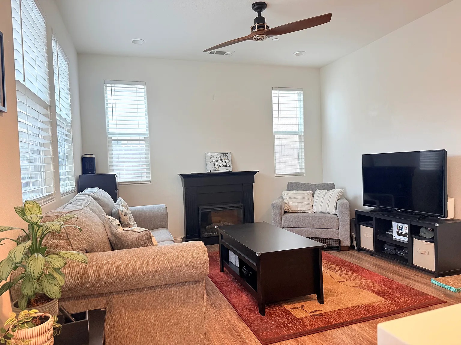 4 bed, 2039 sqft, $3,900 — Photo 3