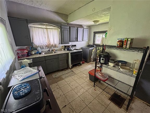 5th image of 818 Riverview St