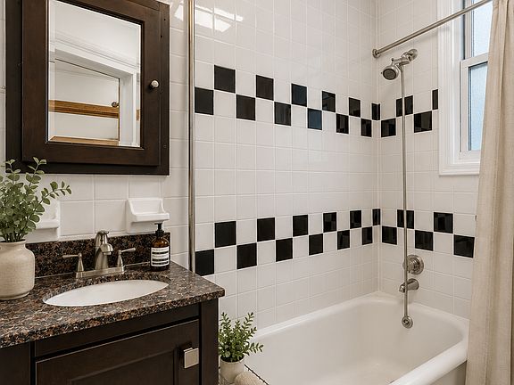 5th image of 688 Manhattan Ave APT 3L