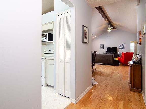 4th image of 3260 Chatsworth Ln