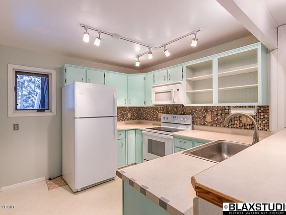 2nd image of 660 Wilcox Ave