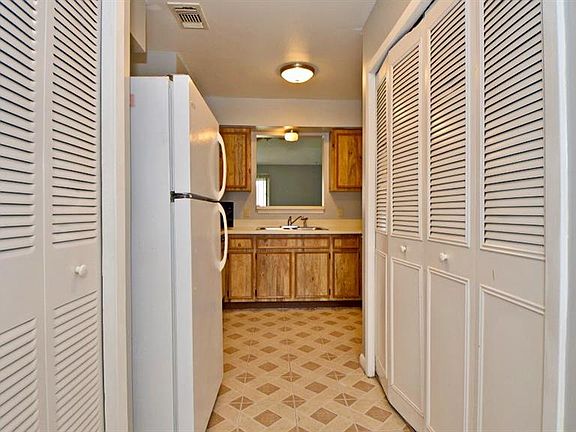 2nd image of 27 Sandalwood Ct