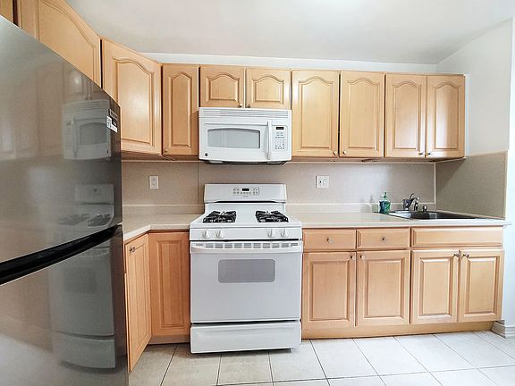 3rd image of 10528 65th Ave APT 6F