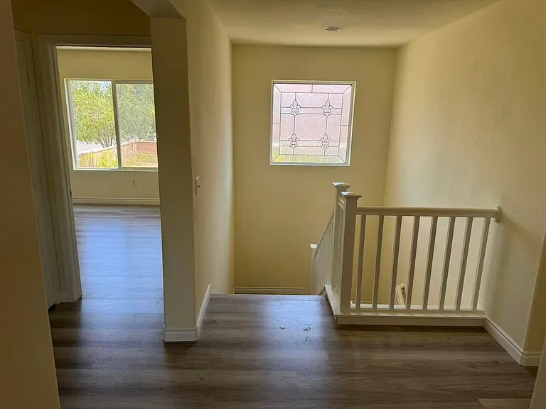 1070 Hawthorne Dr — Photo 18