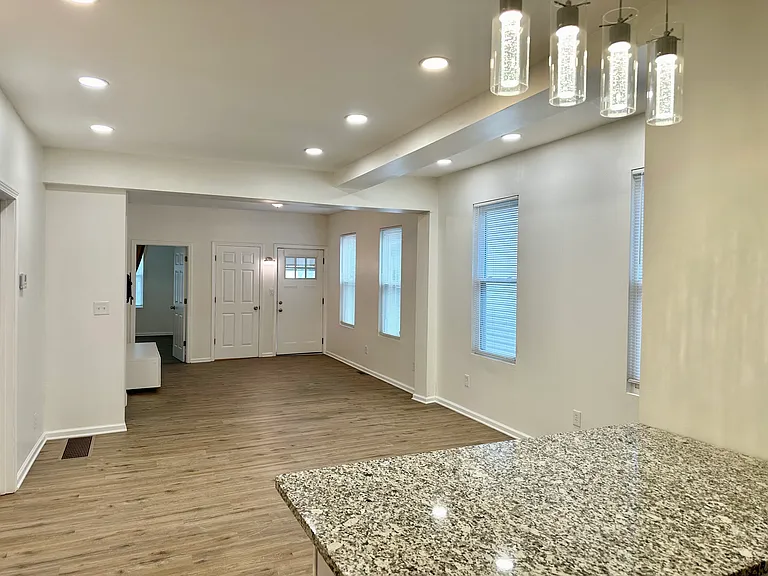 2214 W 32nd St #1 — Photo 9