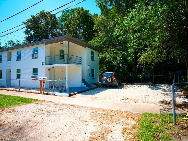 1666 N Myrtle Ave — Photo 16