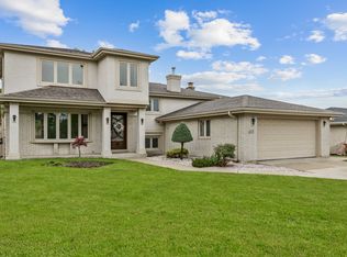 415 Honey Locust Ln, Willowbrook, IL 60527