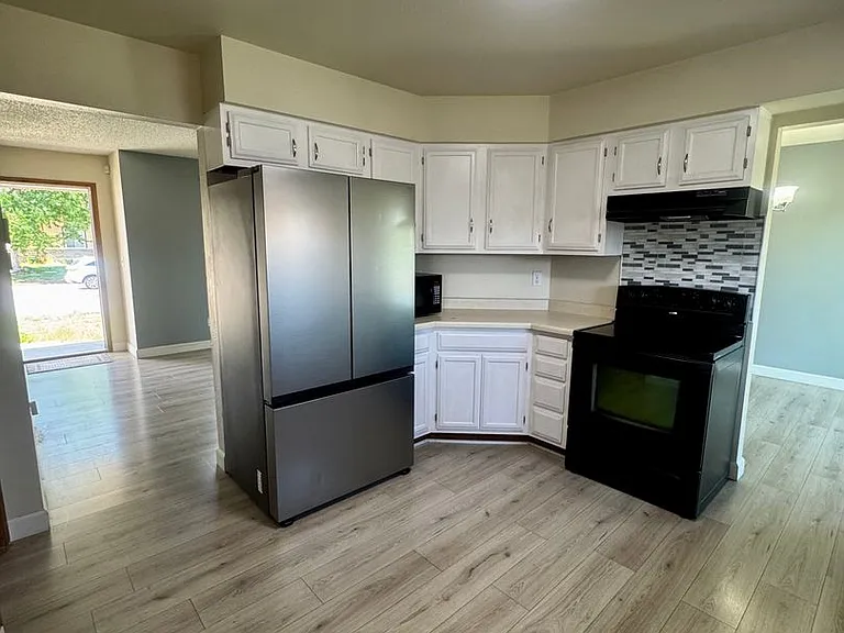 1125 Lindstrom Dr — Photo 7
