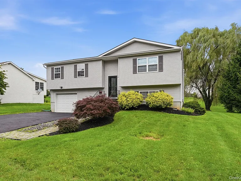 17 Watkins Dr — Photo 2