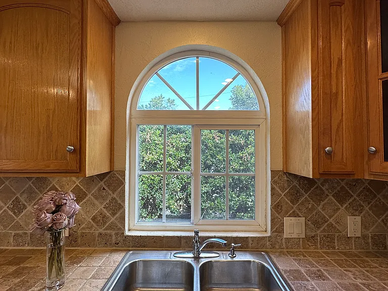 347 N Barbara Ave — Photo 6