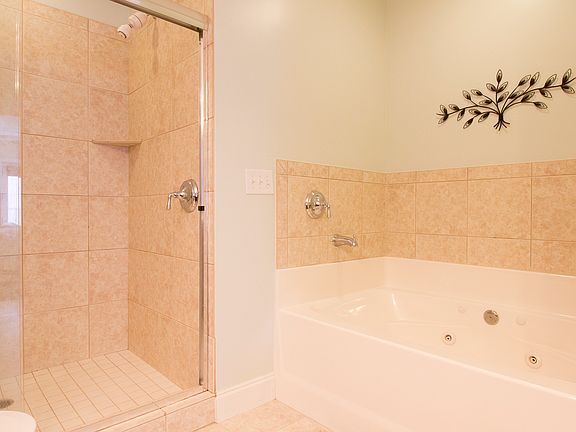 Master Bath w/jacuzzi tub