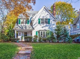 35 Kensington Rd, Garden City, NY 11530