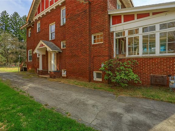 5th image of 417 E Moody Ave