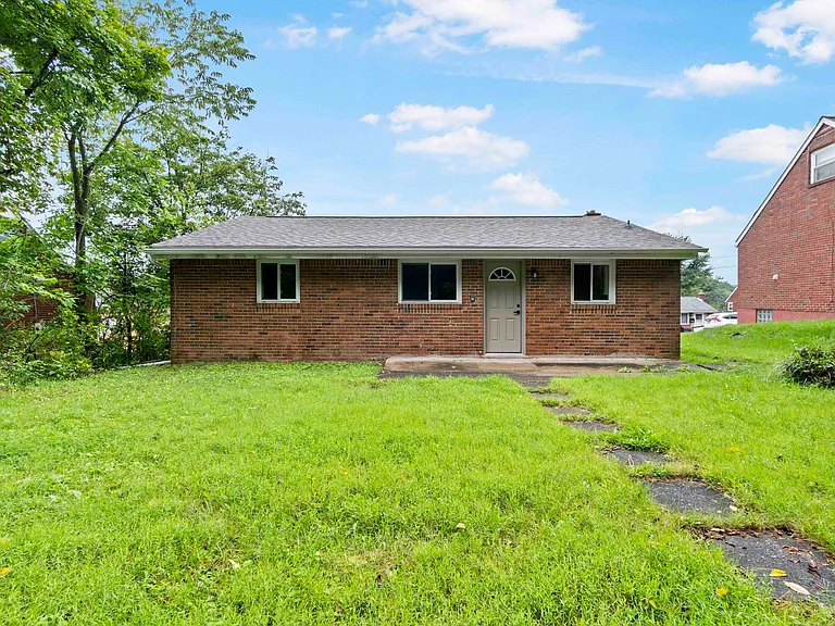 131 S Joslyn Dr — Photo 2