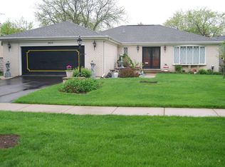 2410 S Cedar Glen Dr, Arlington Heights, IL 60005