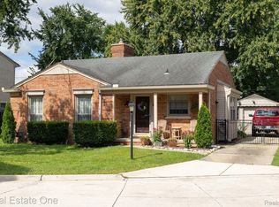 20737 Christine Ct, Grosse Pointe Woods, MI 48236