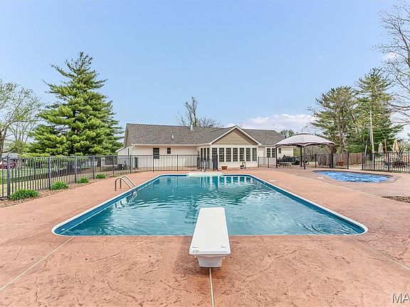 2nd image of 21 Oak Knoll Dr