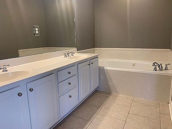 5th image of 18137 Pinehurst Dr