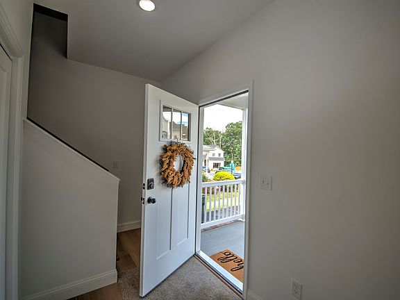 3rd image of 10 Topside Cir