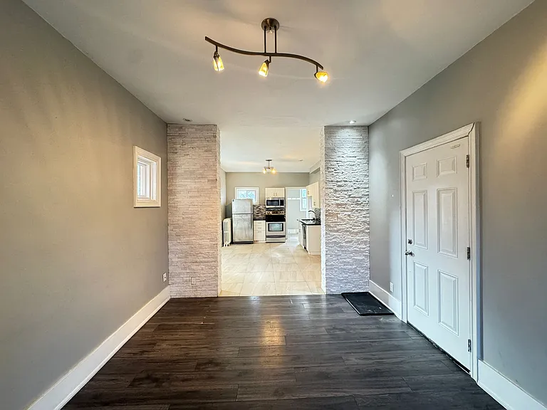 974 King St E #2 — Photo 1