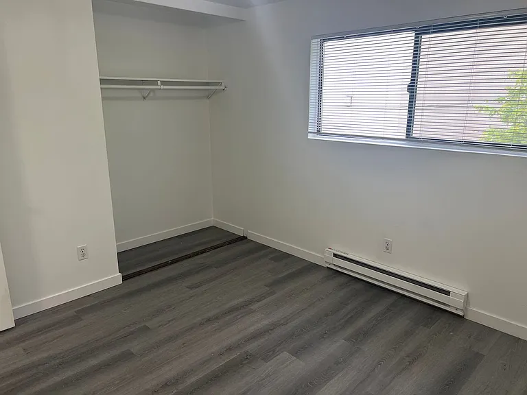 527 Summit Ave E — Photo 20