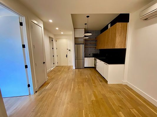5th image of 961 Willoughby Ave APT 4H