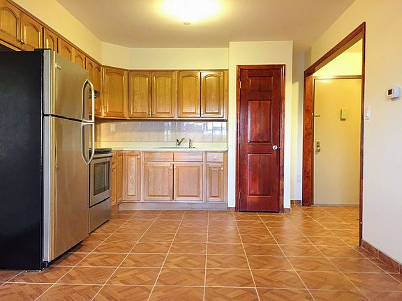 2nd image of 62 Tompkins Ave #4R